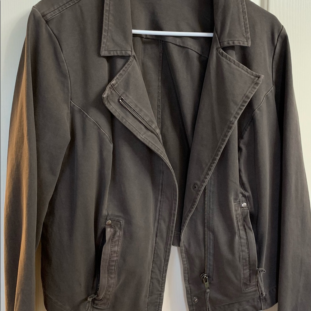 Torrid brown long sleeve jacket. Size 1. Pockets have zippers. Lined in back.